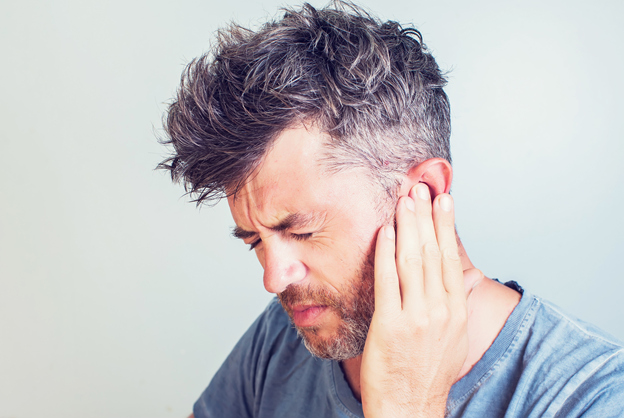 Чому можуть боліти вуха?