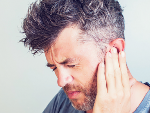 Чому можуть боліти вуха?