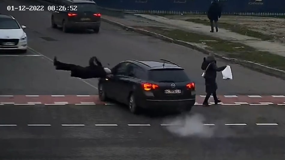 У Луцьку машина збила жінку на пішохідному переході (відео)