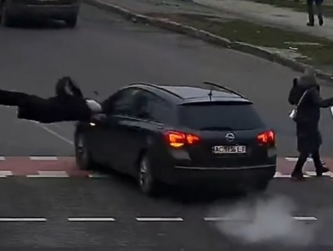У Луцьку машина збила жінку на пішохідному переході (відео)