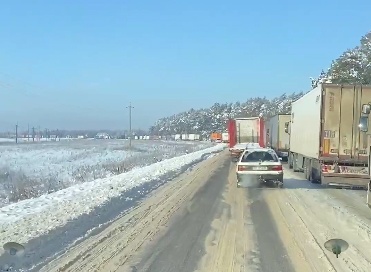 На Волині на пункті пропуску черга з вантажівок на 5 кілометрів (відео)