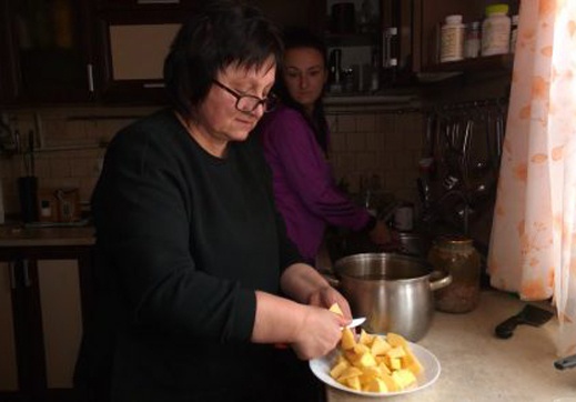 Стефанія КАПУЩАК готує обід для переселенців