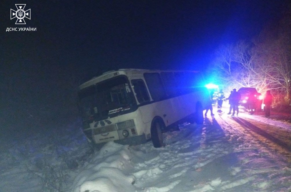 На Волині у сніговому заметі застряг рейсовий автобус