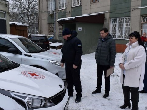 Волинські медики отримали три авто від міжнародних партнерів