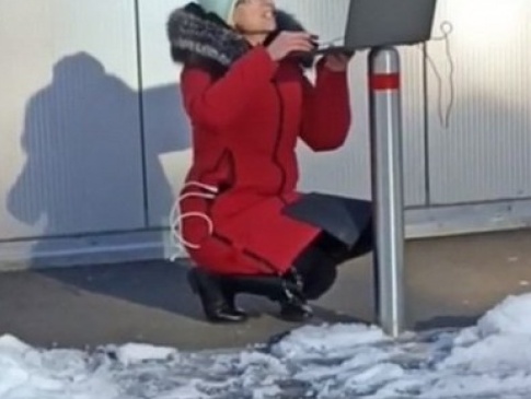 У Києві вчителька провела онлайн урок просто неба на морозі (відео)