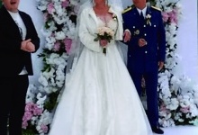 Володарка найбільших грудей України вийшла заміж за офіцера