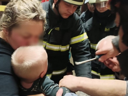 У Луцьку рятувальники вивільнили руку малюка з пастки (фото)