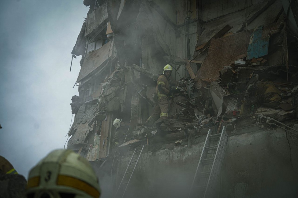 Внаслідок удару по житловому будинку у Дніпрі загинули 35 людей (фото)