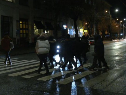 У Луцьку поліцейські штрафують пішоходів без світловідбивачів
