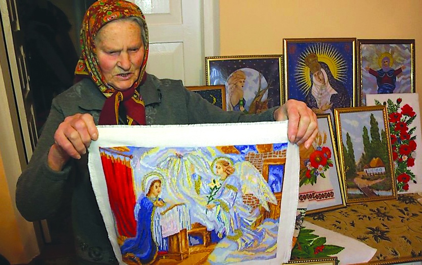 81-річна бабуся продає колекцію вишитих ікон щоб допомогти ЗСУ