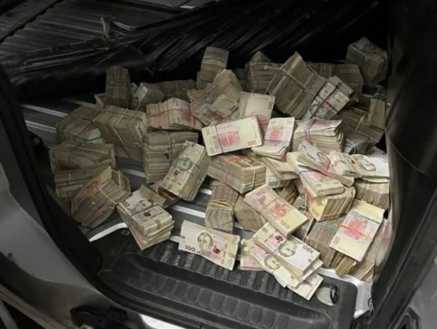 Прикордонники знайшли в обшивці авто 9 мільйонів гривень