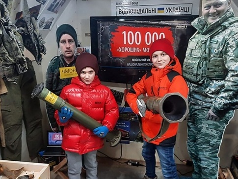 Рівненськими школами подорожує музей російсько-української війни на вантажівці