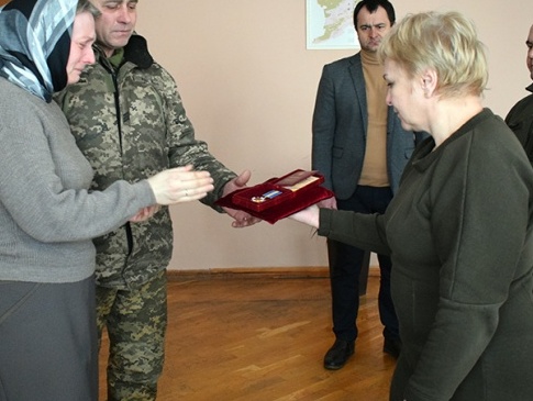 Батькам загиблого волинського нацгвардійця вручили синову нагороду (фото)
