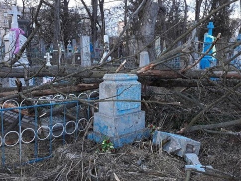 На Волині негода поруйнувала міське кладовище (фото)