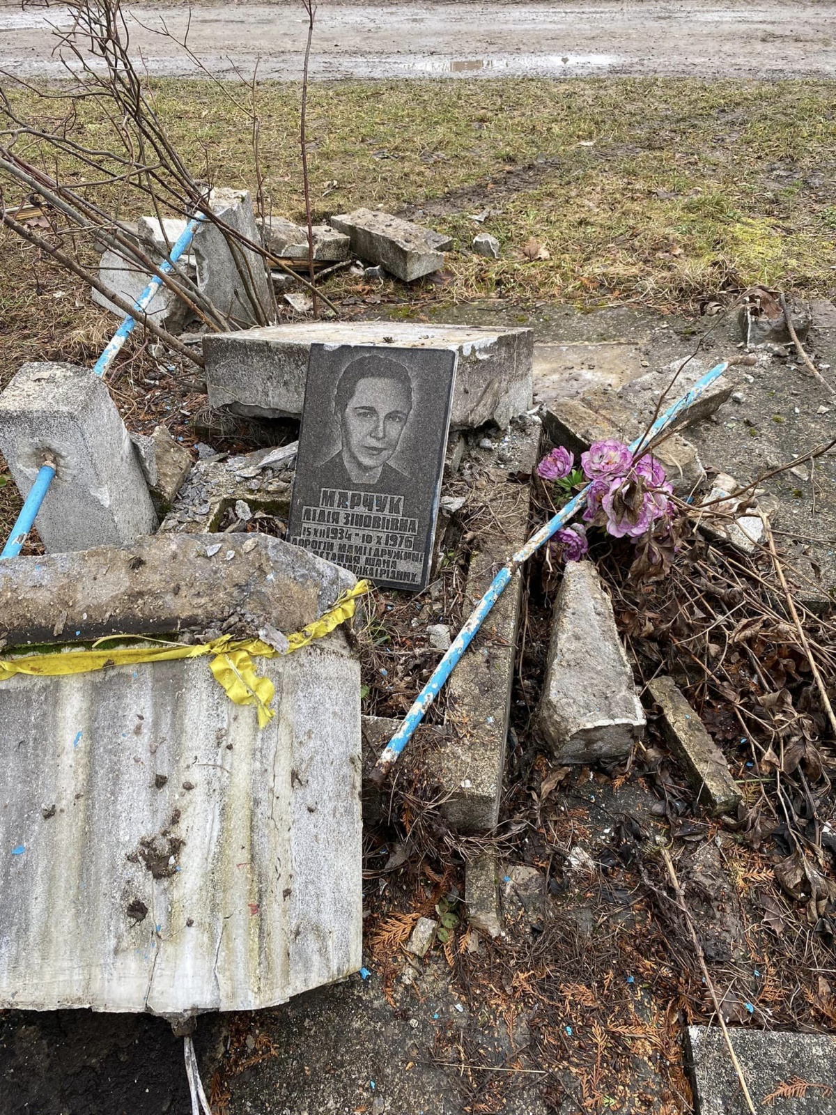 На Волині машина роздавила могилу на цвинтарі (фото)