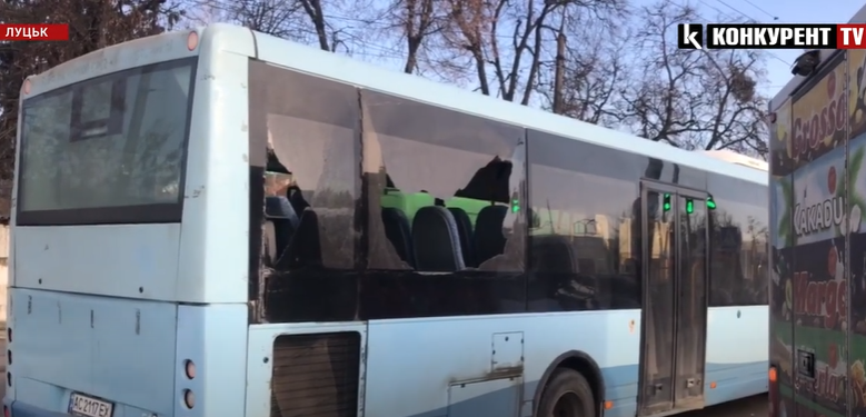 Величезний затор: у центрі Луцька фургон розбив вікна маршрутки