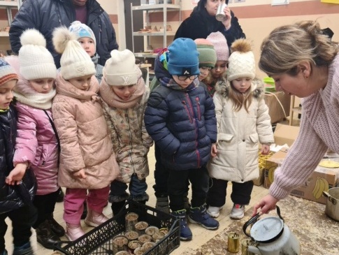 У садочку на Волині дітей вчили виготовляти окопні свічки