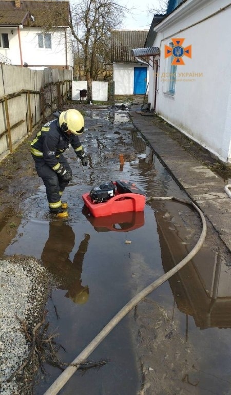 На Поліссі вода продовжує підступати до будинків волинян (фото)