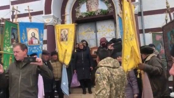 На Буковині люди штурмували церкву, щоб провести службу за загиблим воїном (відео)