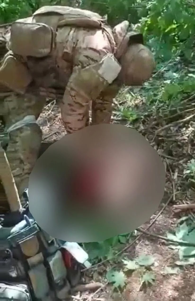 Російські воєнкори виклали відео, як окупанти відрізають голови українським полоненим