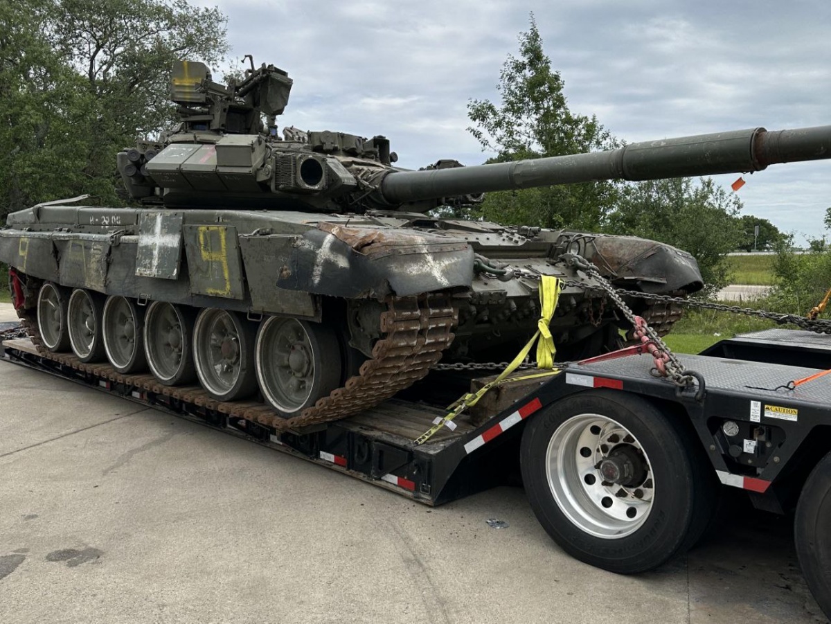 Україна передала американцям трофейний російський танк Т-90А