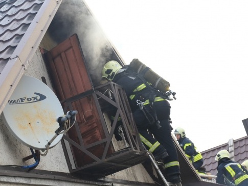 У Луцьку розбирали дах будинку, щоб загасити пожежу (відео)