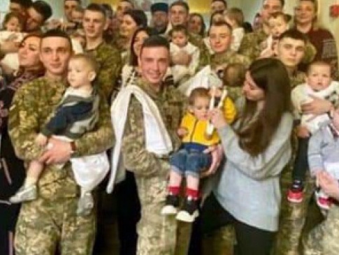 Військові стали хрещеними для сиріт з Донбасу