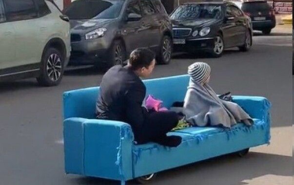 На Тернопільщині переселенець їздить містом на дивані