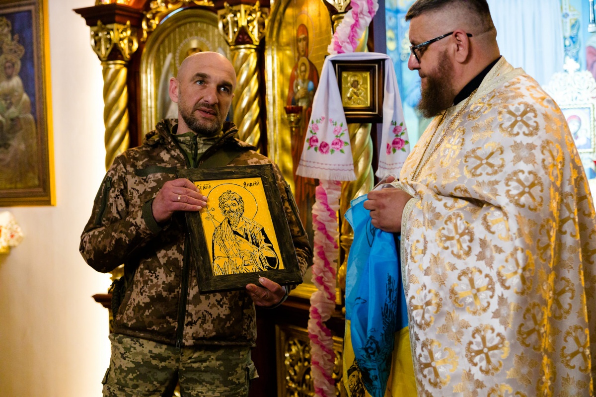 Воїн з Волині подарував священику ікону, яку писав на передовій
