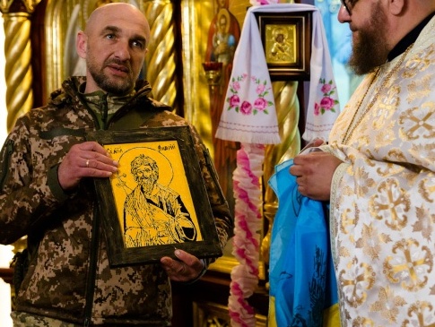 Воїн з Волині подарував священику ікону, яку писав на передовій