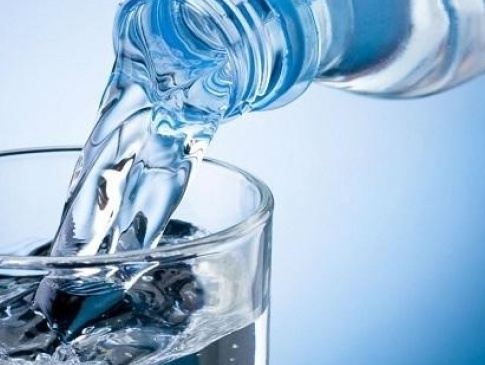 Чи треба через силу випивати два літра води?