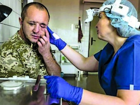 Американські лікарі в Івано-Франківську відновлюють обличчя пораненим українським солдатам
