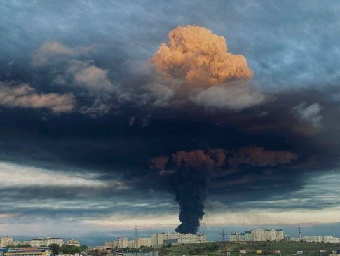 У Севастополі вибух і потужна пожежа на нафтобазі (відео)