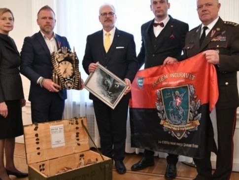 Президента Латвії подарували прапор волинської бригади