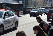 Поліцейські у Луцьку на колінах зустріли тіло загиблого колеги