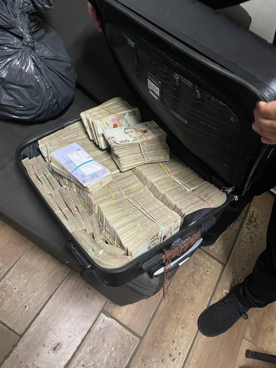 На Волині митники виявили дві валізи з грошима