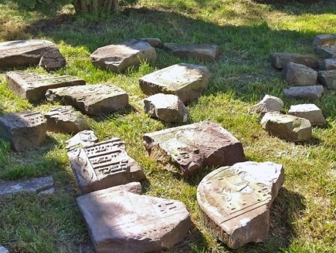 Під час ремонту будинку у Луцьку виявили єврейські надгробки