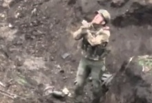 Під Бахмутом росіянин здався у полон дрону (відео)