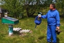 На Волині бджоляр робить вулики з очерету