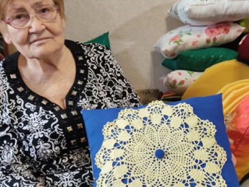 Бабуся пошила три тисячі подушок для воїнів