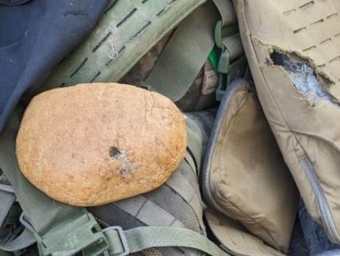 Хліб зупинив кулю та врятував життя українському бійцю