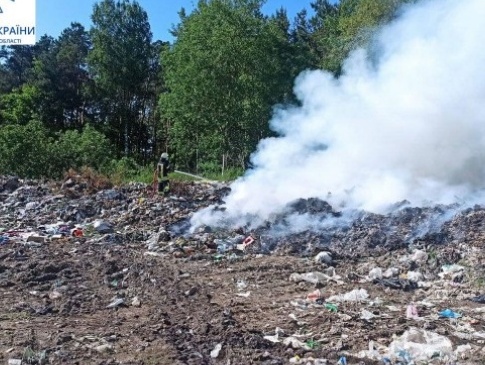 На Ковельщині загорілось сміттєзвалище, вогонь ледве не перекинувся на ліс