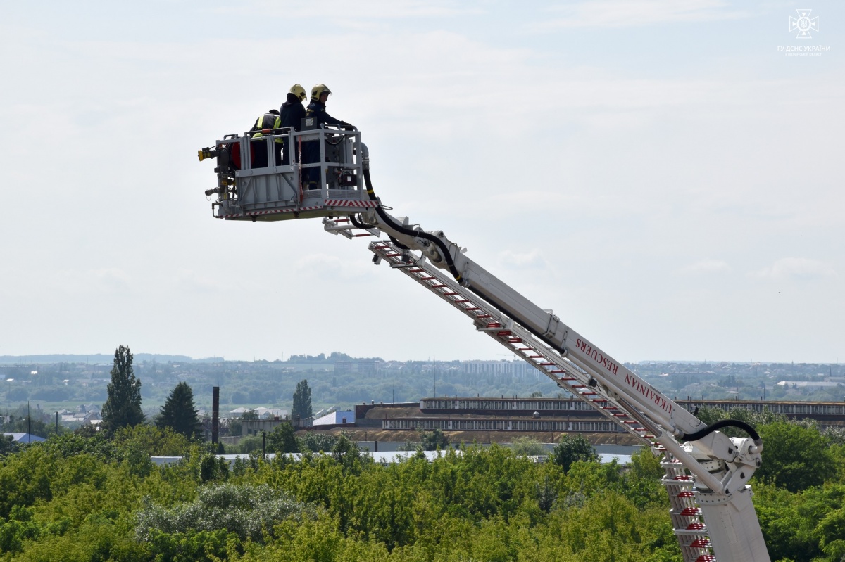 У Луцьку випробували висотний пожежний підйомник (фото)