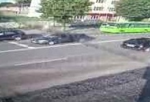 У Луцьку автобус в’їхав в автівки, котрі спинилися на світлофорі (відео)