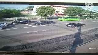 У Луцьку автобус в’їхав в автівки, котрі спинилися на світлофорі (відео)