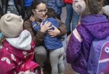 За кордоном в українських біженців забрали 240 дітей