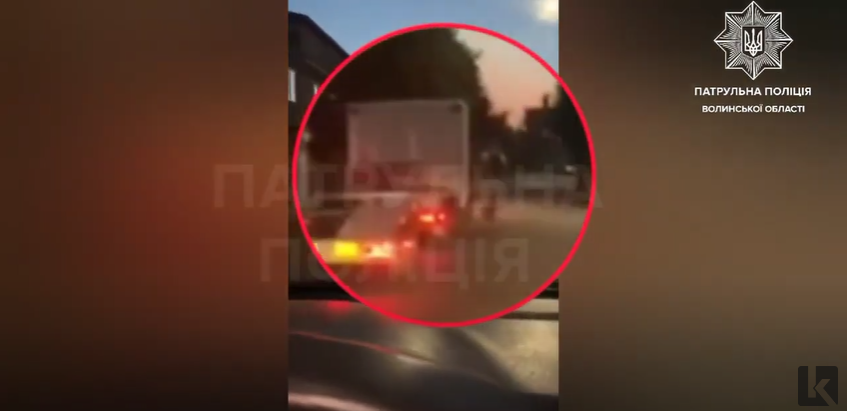 На Волині пʼяний велосипедист катався, зачепившись  за вантажівку (відео)