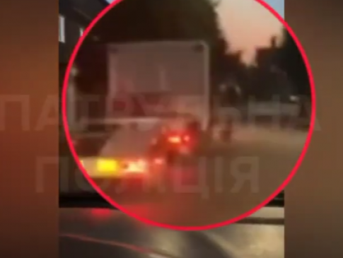 На Волині пʼяний велосипедист катався, зачепившись  за вантажівку (відео)