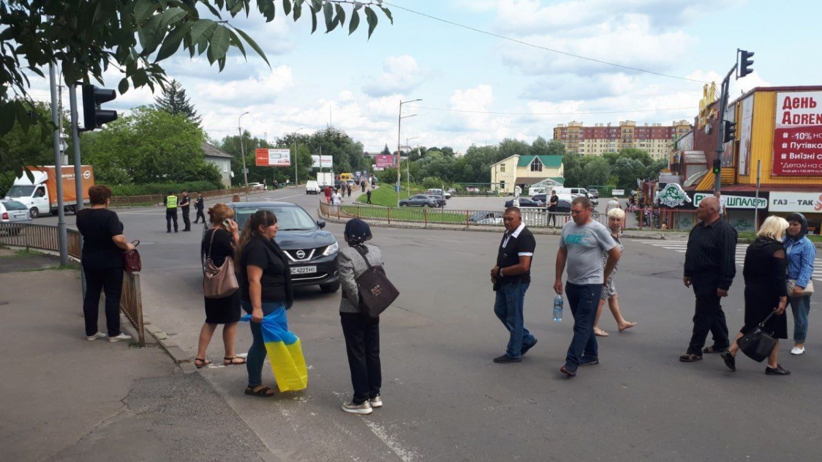 У Луцьку учасники похорону військового перекрили дорогу