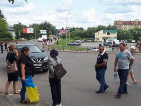 У Луцьку учасники похорону військового перекрили дорогу